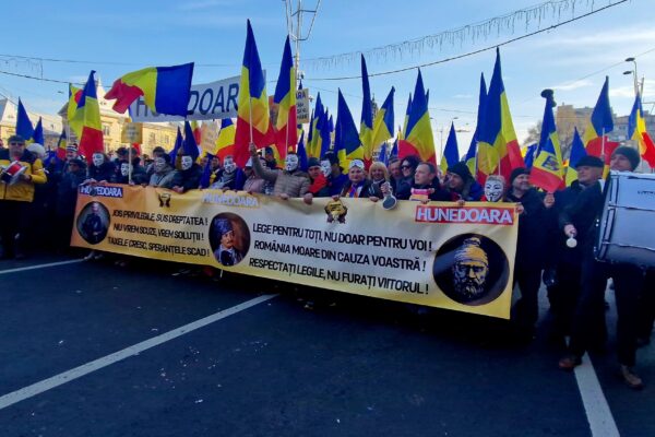 (VIDEO) Hunedorenii la protestul din București: Turul doi, înapoi!