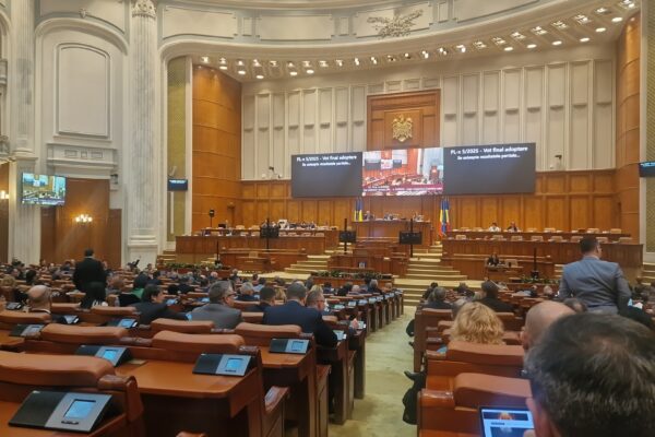 (VIDEO) Tensiuni în Parlament. Două proiecte de lege privind organizarea militară, supuse la vot