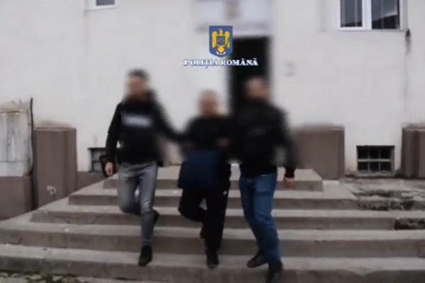 (VIDEO) Reținut de polițiști pentru lovire și violare de domiciliu