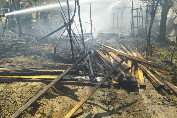 Magazie cu material lemnos, cuprinsă de flăcări în Hunedoara. Pompierii au intervenit cu 3 autospeciale de stingere