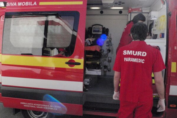 LUPENI: O elevă a ajuns în stare gravă la spital, după ce s-a aruncat de la etajul doi al școlii