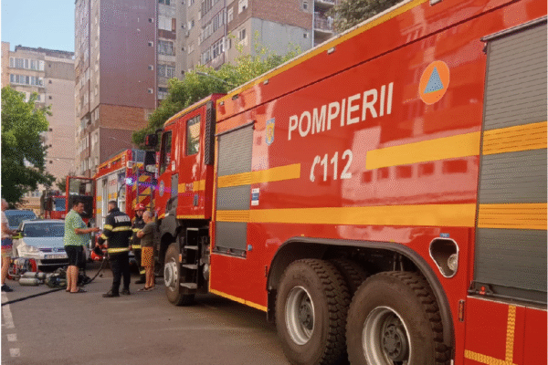(VIDEO) Incendiu violent la un apartament din Hunedoara. Proprietarii s-au autoevacuat