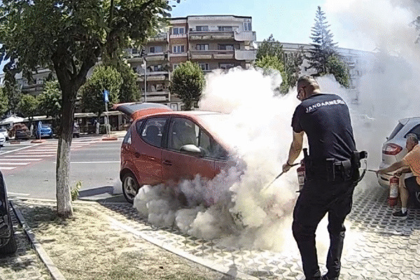 (VIDEO) O mașină a luat foc, într-o parcare din centrul Devei
