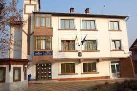 (VIDEO) Percheziții într-un dosar de abuz în serviciu și fals în acte, la Șoimuș. Faptele au legătură cu lucrările primăriei