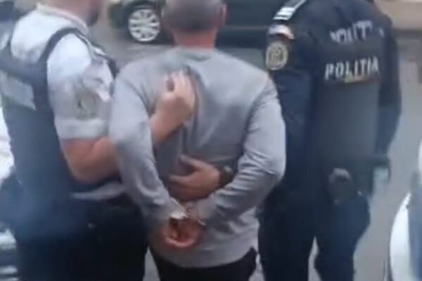 Reținut pentru 24 de ore. A fost prins de două ori la volan fără drept de conducere, la Brad