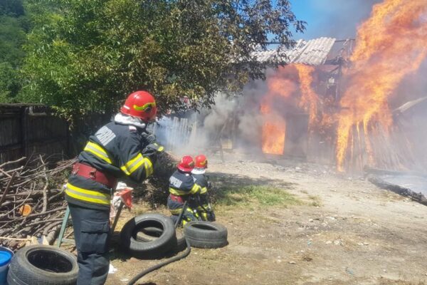 Incendiu la un adăpost de animale din Lupeni. Un bărbat a suferit arsuri grave