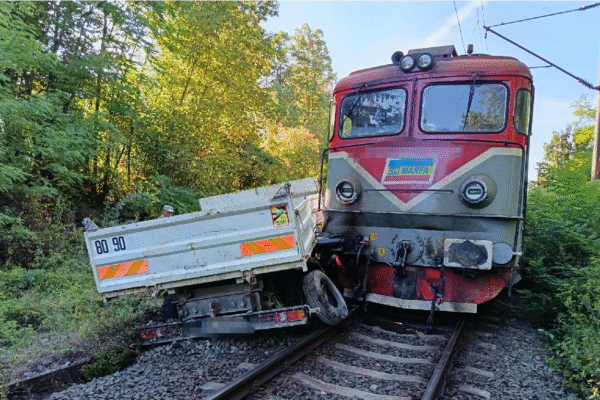 Trafic feroviar restricționat, după ce un tren a lovit o autoutilitară. Trei persoane au fost duse la spital