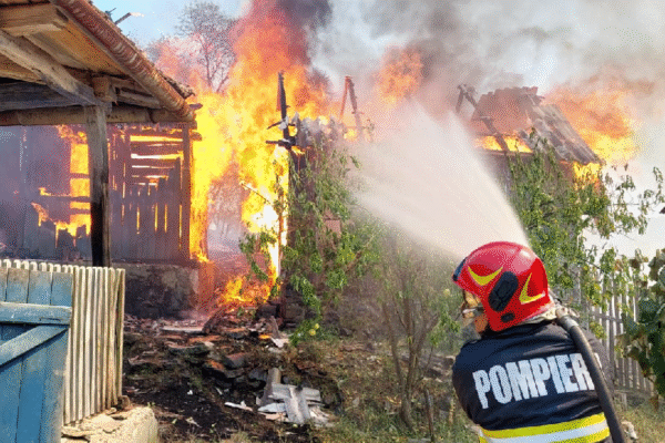 (VIDEO) Misiune dificilă a pompierilor, la Burjuc. Un incendiu de vegetație uscată s-a extins la gospodăriile oamenilor
