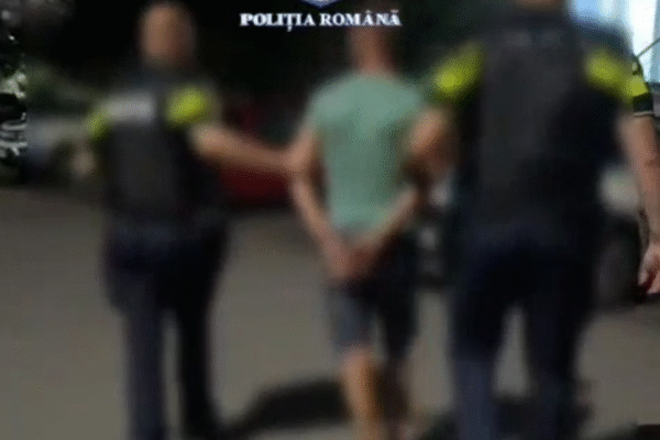 (VIDEO) Adolescent reclamat la poliție de propriul tată, după ce a sustras o mașină