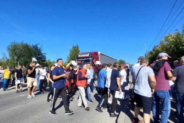 Protest al siderurgiștilor la Hunedoara. 200 de oameni protestează în stradă FOTO/VIDEO