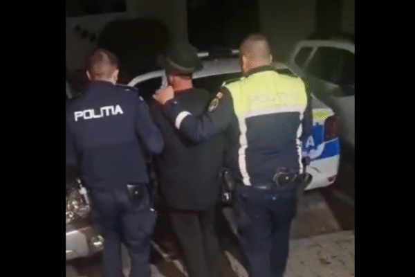 Scandal în familie la Bretea Română: un bărbat de 41 de ani a fost reținut după ce a încălcat ordinul de protecție emis împotriva sa