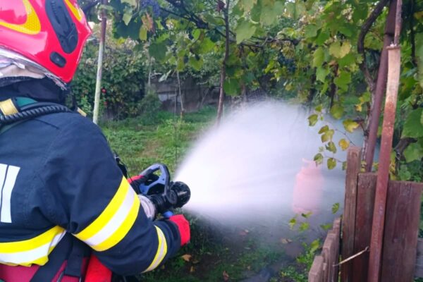 Atenție la neatenție! Incendiu provocat de o butelie, în Peștișu Mare – ISU Hunedoara trage un semnal de alarmă