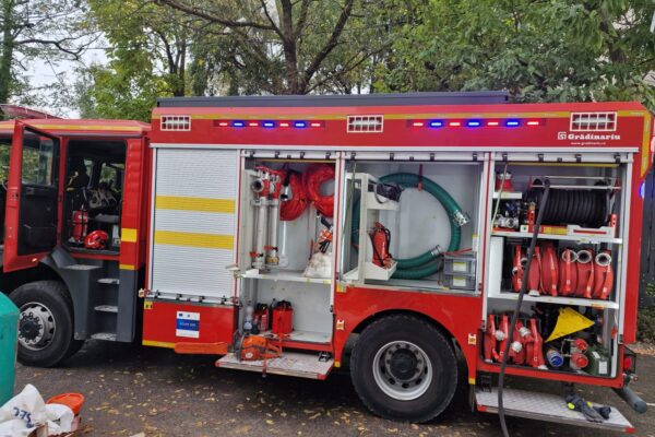 Incendiu la subsolul unui bloc din Hunedoara, stins rapid datorită intervenției prompte a pompierilor