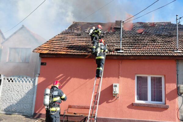 Incendiu la acoperișul unei case din Petroșani. Pompierii au intervenit cu trei autospeciale cu apă și spumă