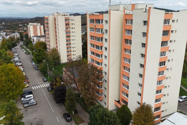 Primăria Hunedoarei mai bifează un proiect: Toate ”turnurile” arată la fel de bine