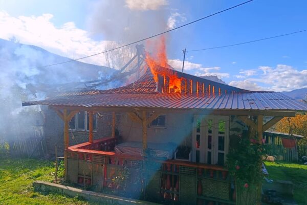 Acoperișul unei case din Petroșani, distrus de flăcări. Pompierii au reușit să limiteze incendiul